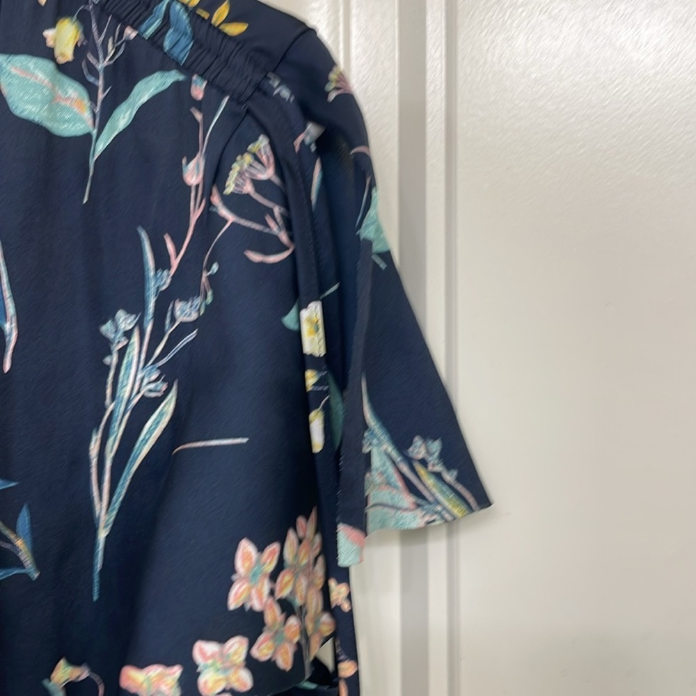 Banana Republic blouse

Navy and floral print

Vneck. Cap sleeve with ti… - Picture 5 of 7